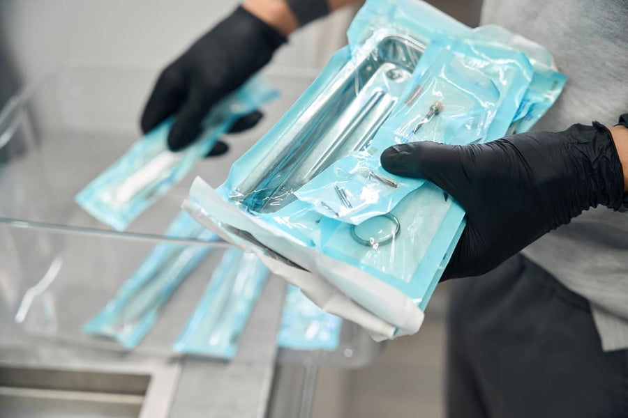 Dezinfectarea și sterilizarea frezelor dentare: ce soluții și protocoale asigură eficiența fără a deteriora instrumentul?
