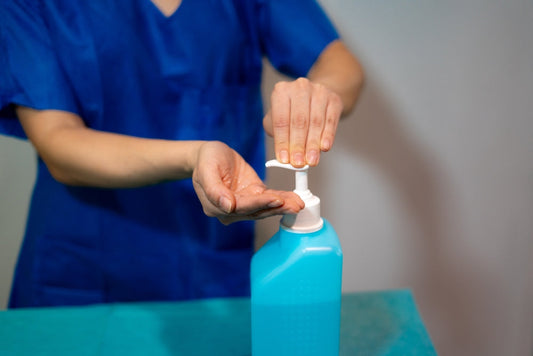 Cabinete medicale individuale: ce dezinfectanți sunt avizați de Ministerul Sănătății și cum verifici eticheta?