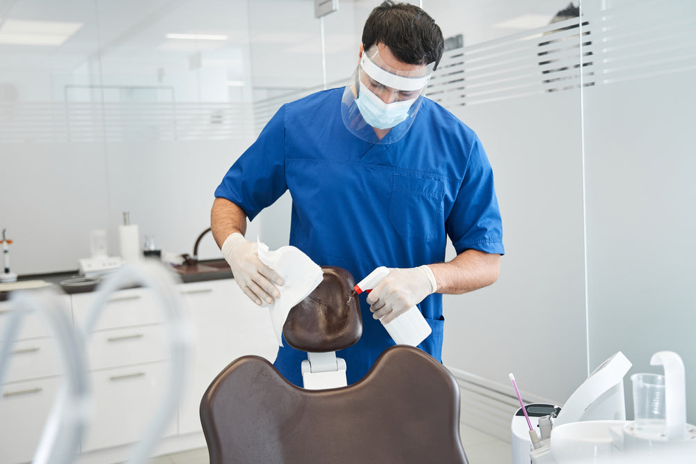 Cum alegi dezinfectantul potrivit pentru unitul dentar și suprafețele din cabinetul stomatologic?
