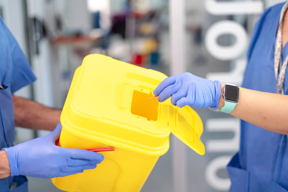 Containere pentru deșeuri medicale: cum alegi volumul potrivit și eviți riscurile de contaminare