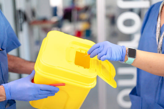 Containere pentru deșeuri medicale: cum alegi volumul potrivit și eviți riscurile de contaminare