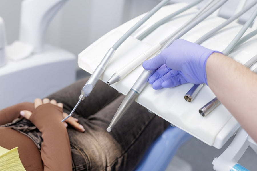 Cum se face corect dezinfectarea scalerului ultrasonic între pacienți: timp de contact, soluții, riscuri